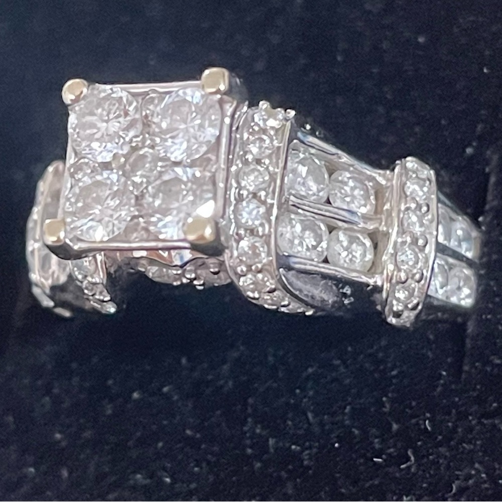 💎Genuine White Gold and Natural Diamond Ring💎